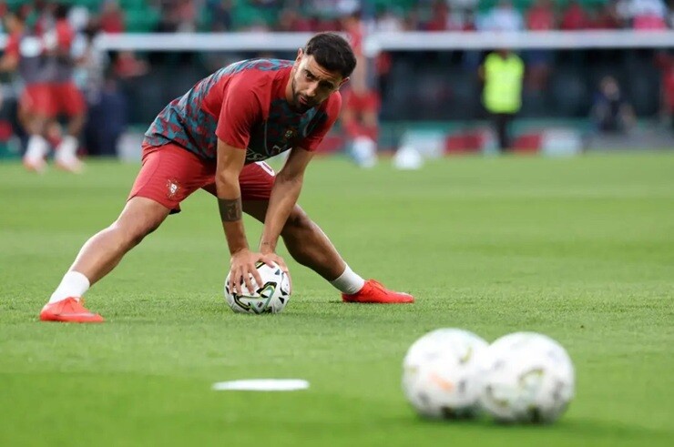 HLV Bồ Đào Nha bị hỏi dồn về Ronaldo, Fernandes tiết lộ cuộc nói chuyện với CR7 - 1