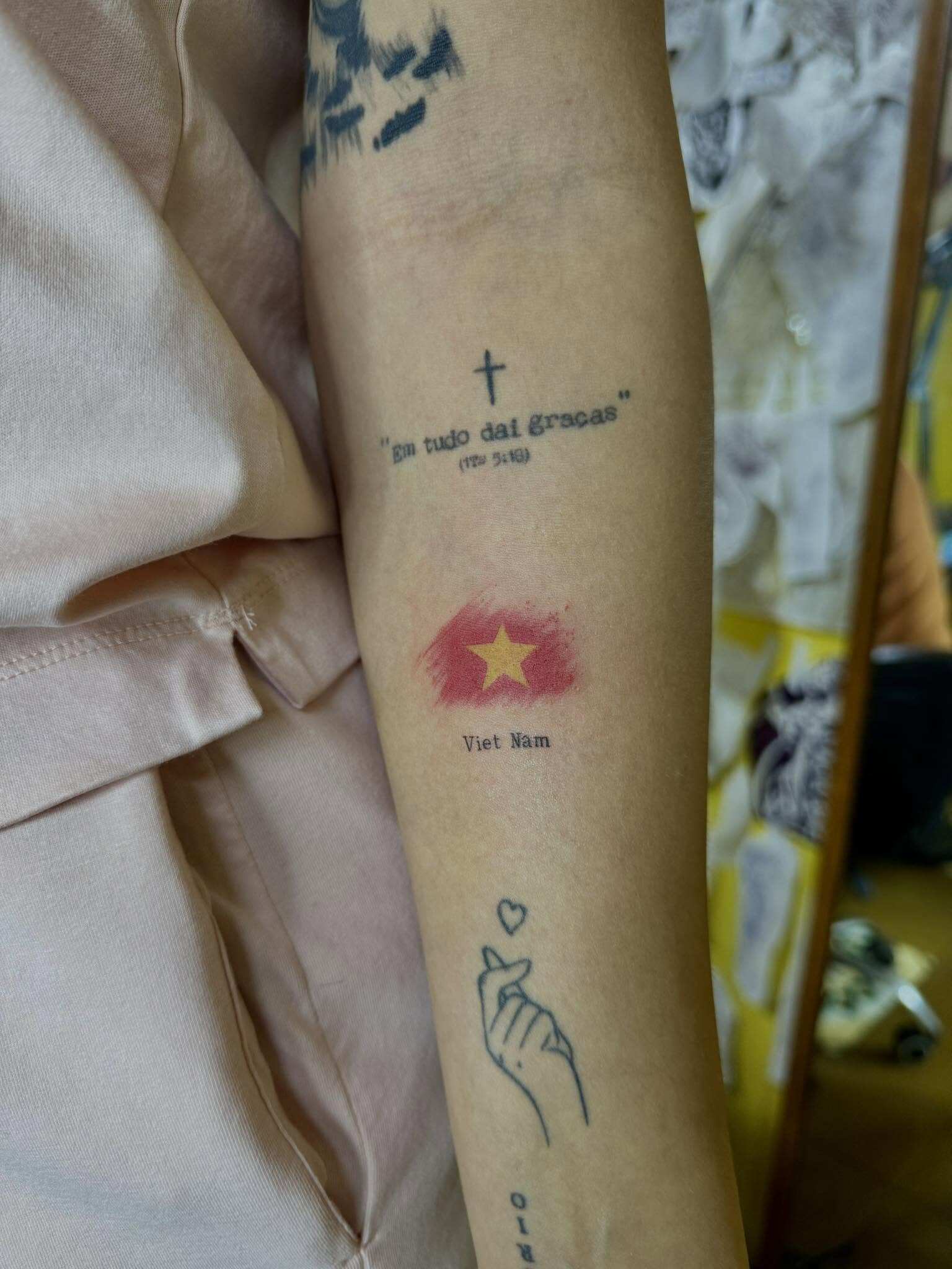Lais Machado xăm hình lá cờ đỏ sao vàng như một lời bày tỏ tình yêu của mình dành cho đất nước Việt Nam