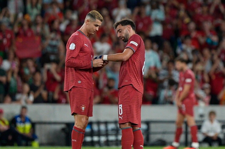HLV Bồ Đào Nha bị hỏi dồn về Ronaldo, Fernandes tiết lộ cuộc nói chuyện với CR7 - 2