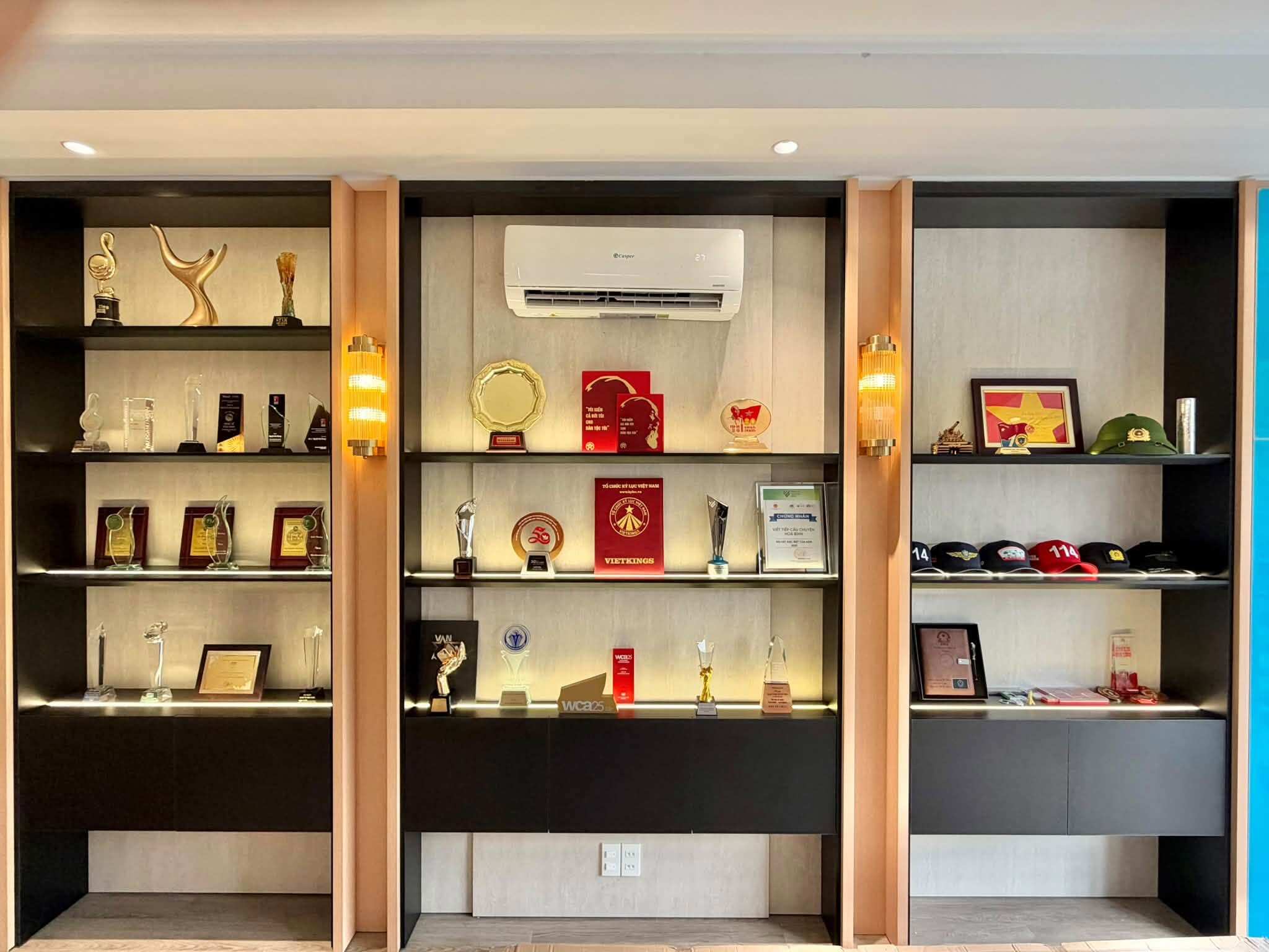 Một góc nhỏ trang trọng trong ngôi nhà mới sửa cho cha của nhạc sĩ Nguyễn Văn Chung.