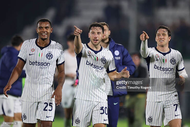 Inter trở lại ngôi đầu Serie A