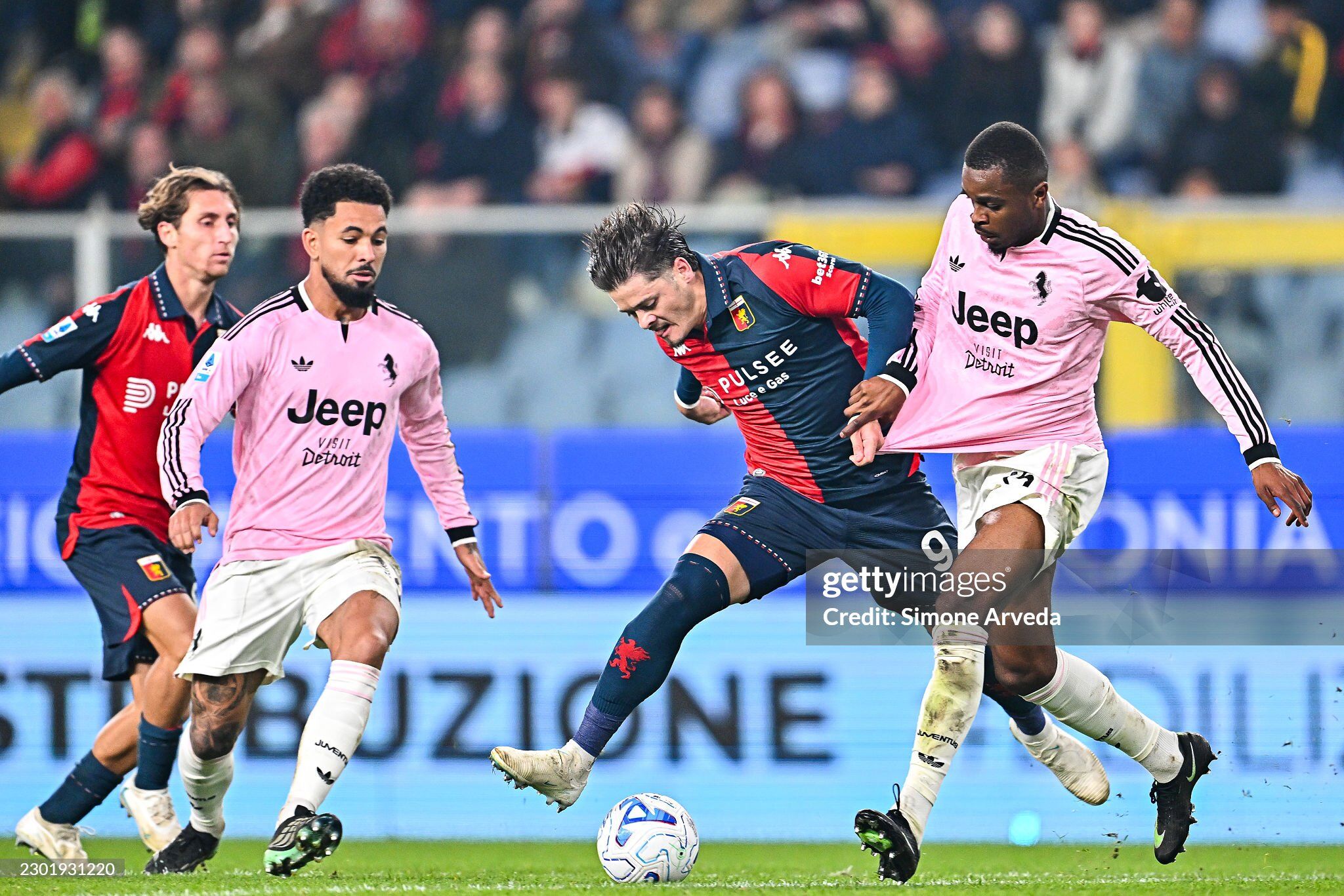 Juventus (áo hồng) bại trận trước Bologna