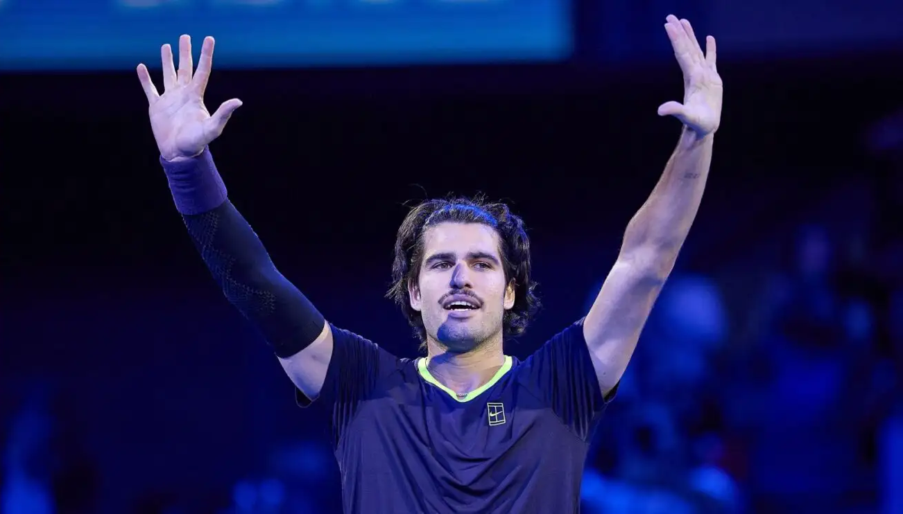 Alcaraz thắng trận mở màn Vienna Open 2026, nâng chuỗi bất bại tại ATP 500 lên 22 trận và tiến gần kỷ lục của Sinner