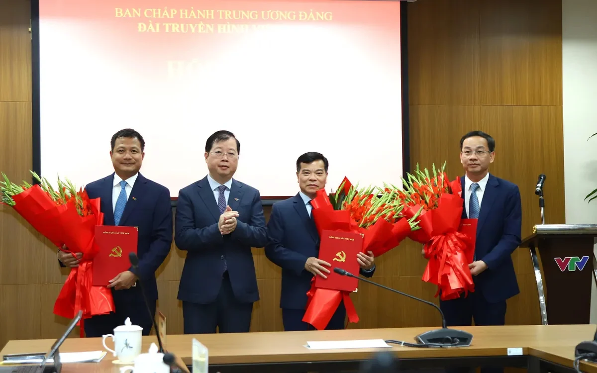 Ông Nguyễn Thanh Lâm, Tổng Giám đốc Đài Truyền hình Việt Nam trao các quyết định bổ nhiệm các Phó Tổng Giám đốc VTV. Ảnh: vtv.vn