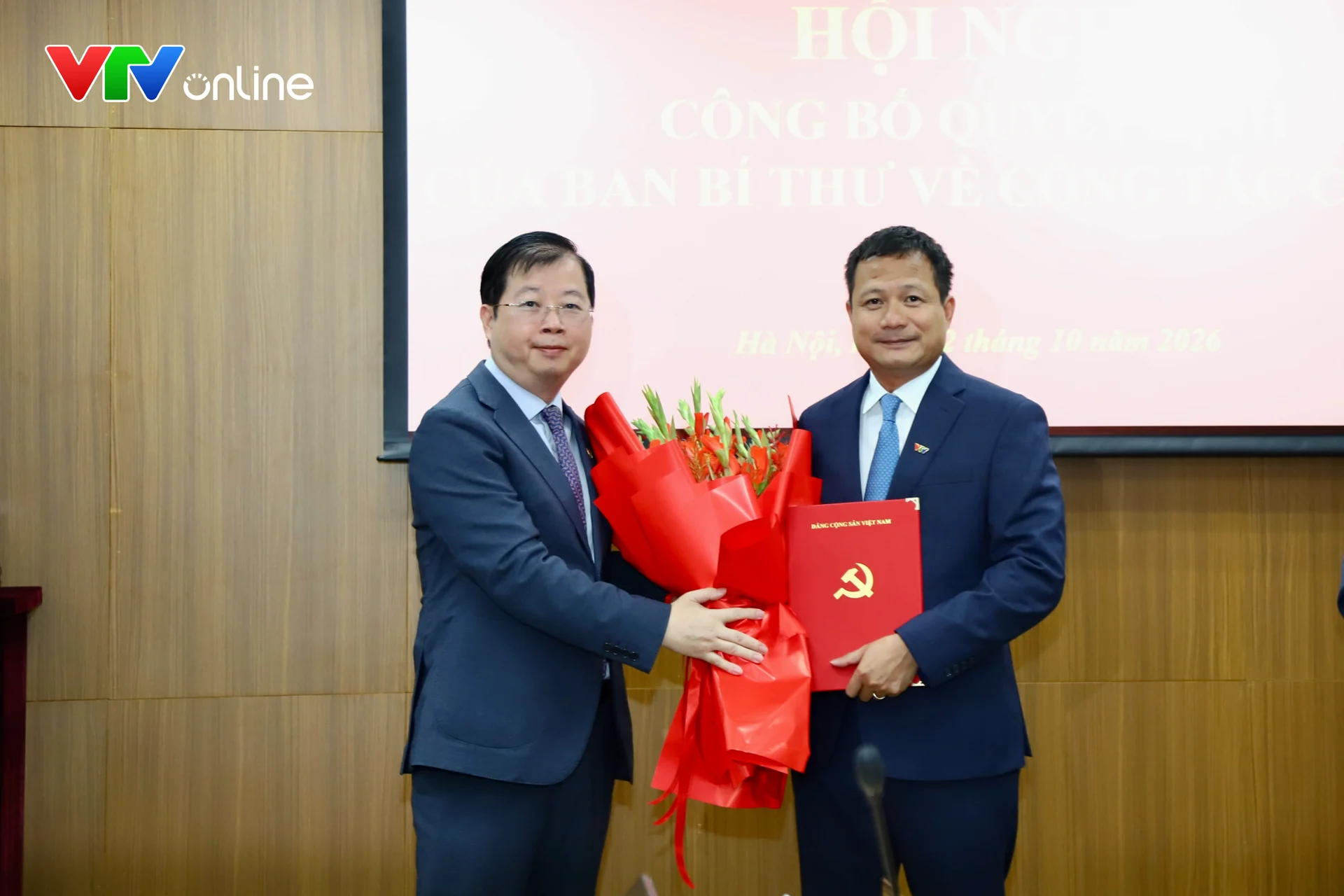 Ông Nguyễn Thanh Lâm, Tổng Giám đốc VTV trao quyết định bổ nhiệm ông Đỗ Đức Hoàng giữ chức Phó Tổng Giám đốc VTV. Ảnh: vtv.vn