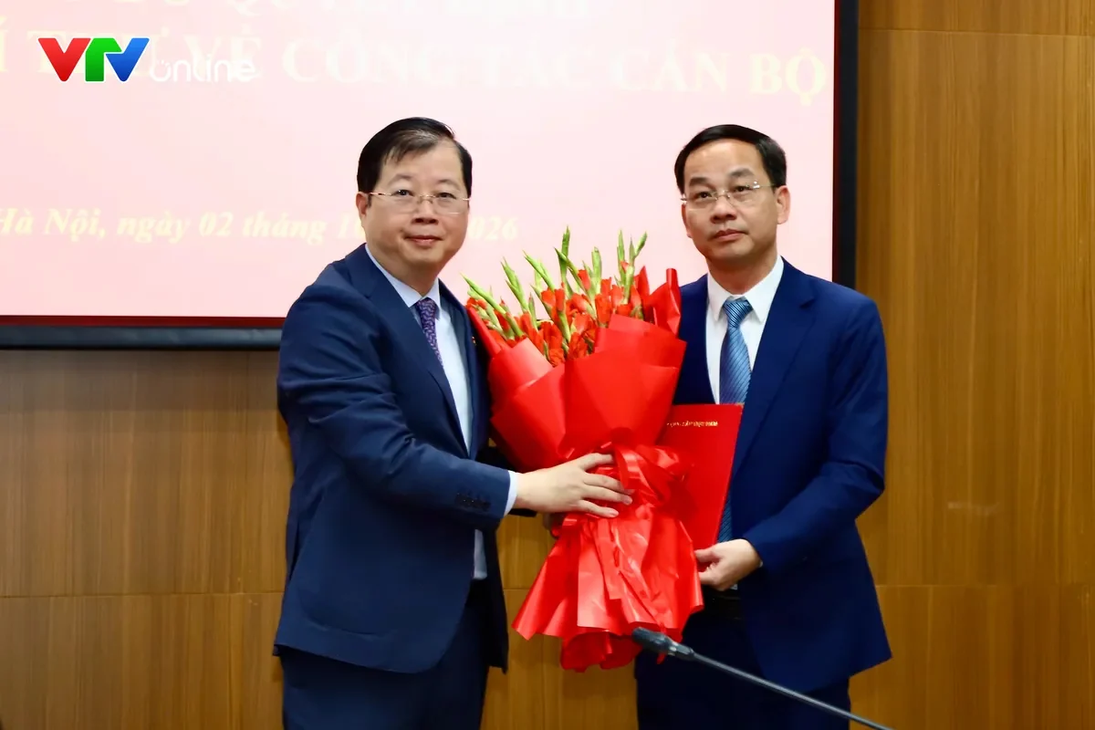 Ông Nguyễn Thanh Lâm, Tổng Giám đốc VTV trao quyết định bổ nhiệm ông Lê Quyền giữ chức Phó Tổng Giám đốc VTV. Ảnh: vtv.vn