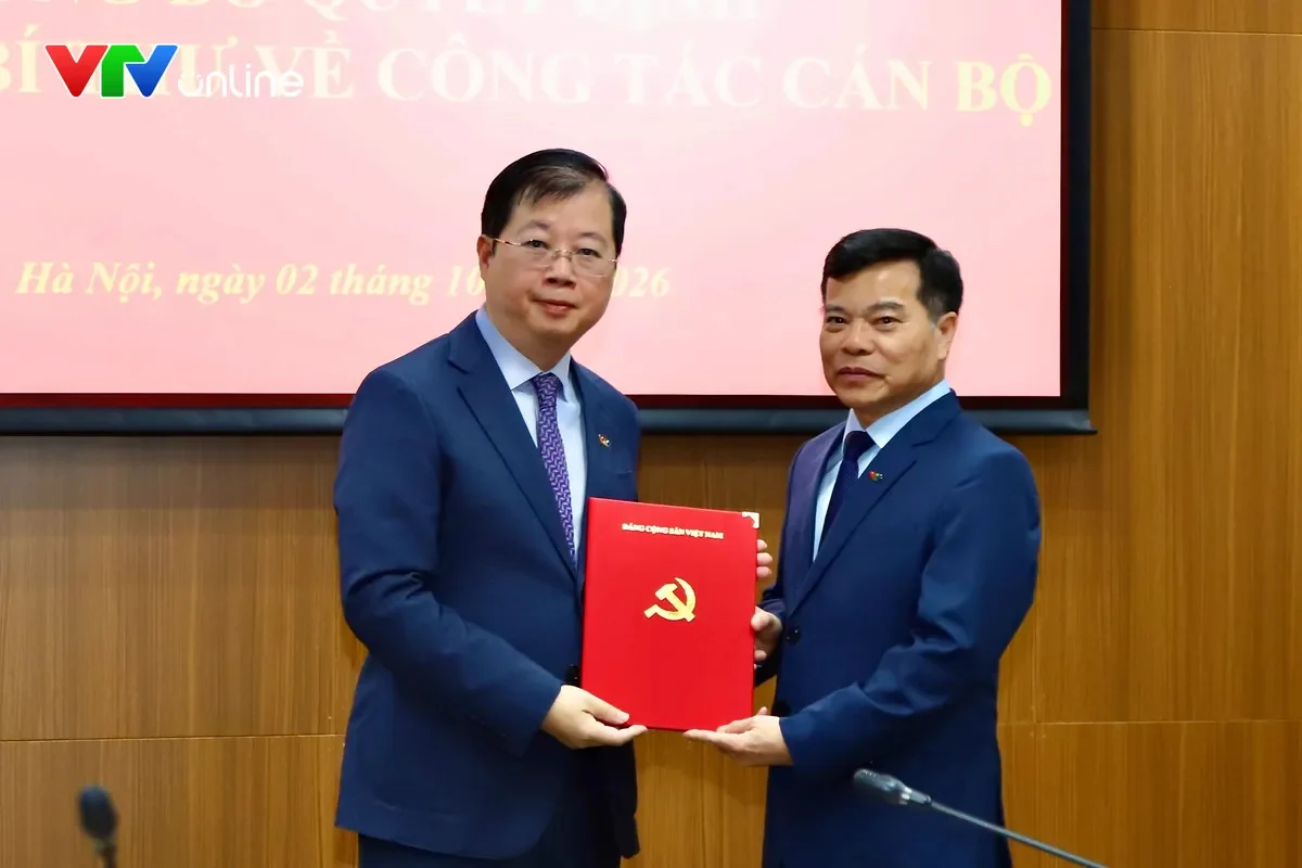 Ông Nguyễn Thanh Lâm, Tổng Giám đốc VTV trao quyết định bổ nhiệm ông Đinh Đắc Vĩnh giữ chức Phó Tổng Giám đốc VTV. Ảnh: vtv.vn