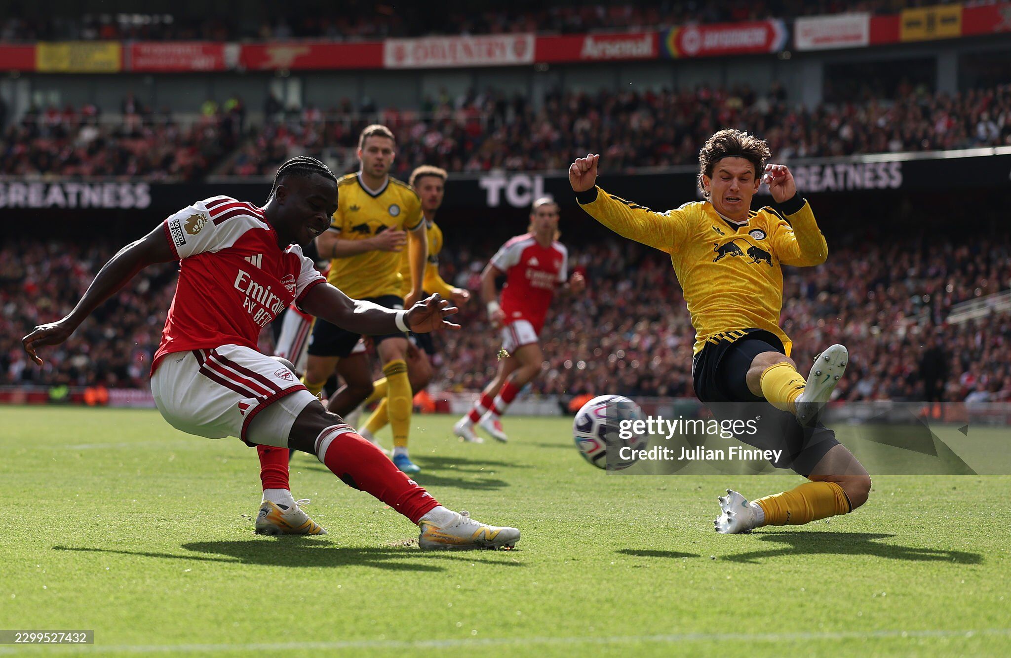 Arsenal khó nhọc hạ Leeds