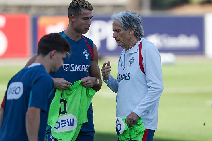 HLV Jesus khẳng định ông chưa đọc thông điệp của Ronaldo