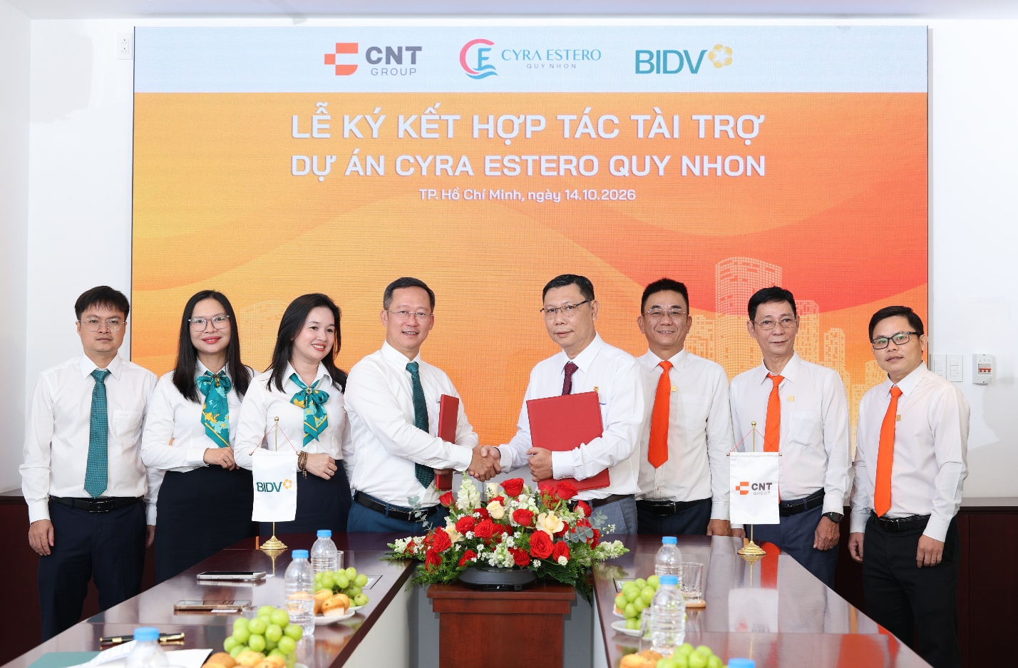 Ông Nguyễn Sơn Nam, đại diện CNT Group, và ông Hoàng Anh Dũng, đại diện BIDV Quy Nhơn (từ phải sang), thực hiện nghi thức ký kết hợp tác tài trợ dự án CYRA ESTERO QUY NHON