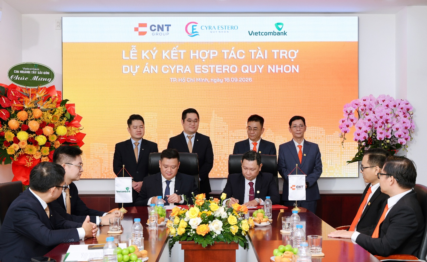 Ông Nguyễn Sơn Nam, đại diện CNT Group, và ông Trịnh Ngọc Hoàng, đại diện Vietcombank (từ phải sang), thực hiện nghi thức ký kết hợp tác tài trợ dự án CYRA ESTERO QUY NHON