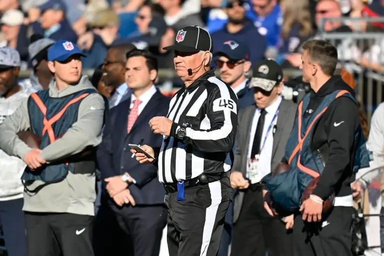 Hai trọng tài NFL bị đình chỉ, nhưng mức phạt dành cho người cầm còi vẫn gây tranh cãi dữ dội