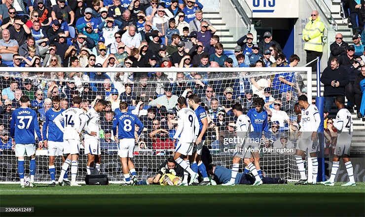 Nhân viên y tế vào chăm sóc cho thù thành của Chelsea