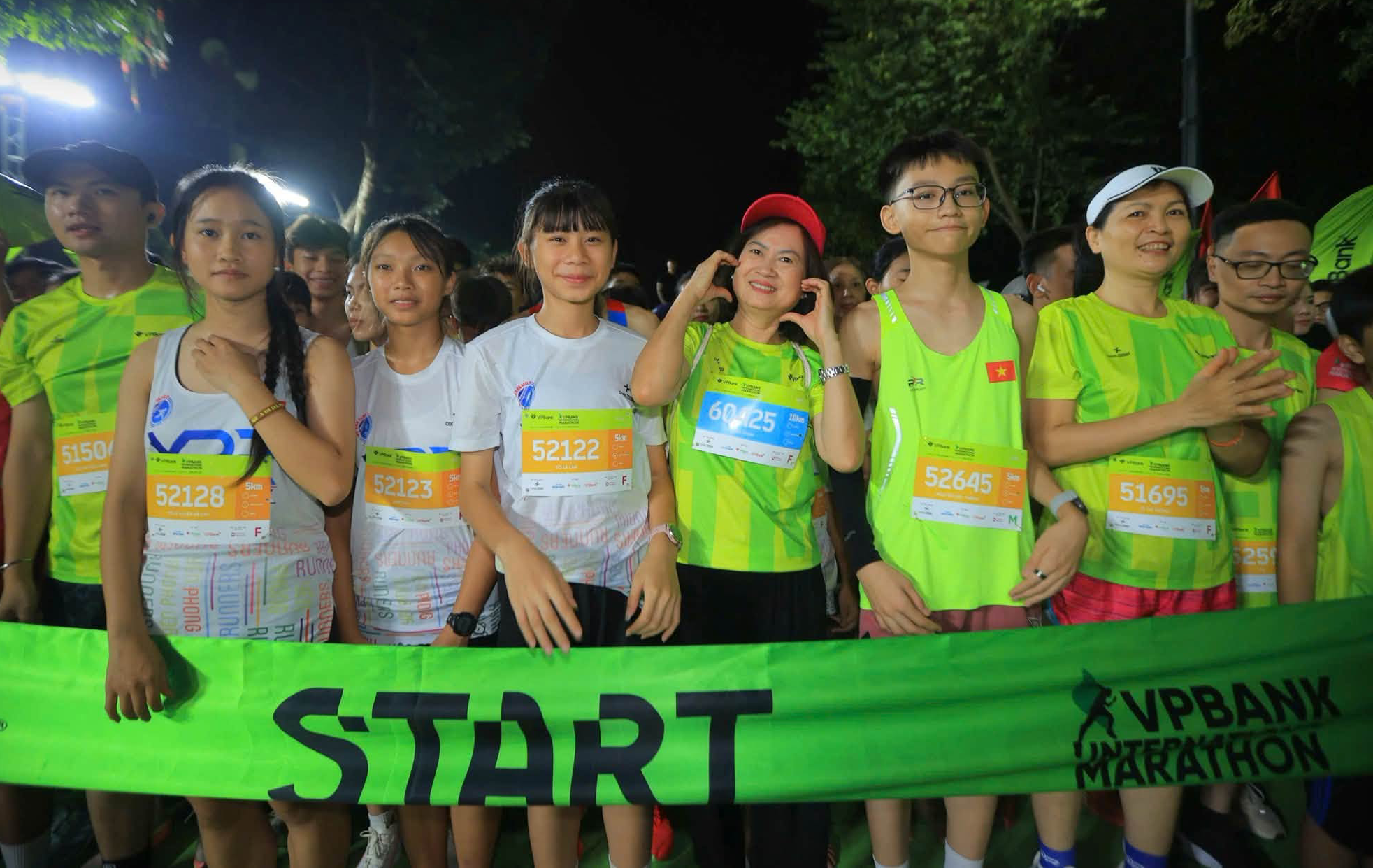 Nhiều em nhỏ và cả những gia đình tham gia cự ly chạy 5km