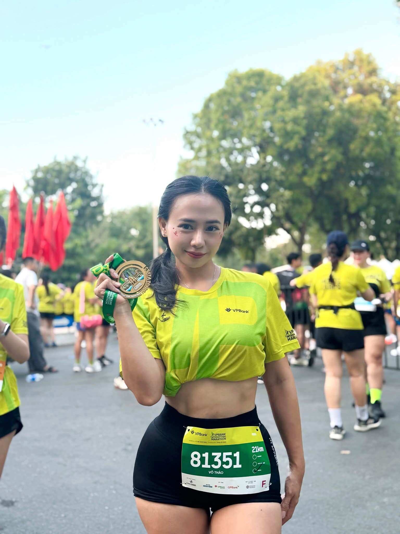 Võ Thảo tự hào khoe huy chương 21km 