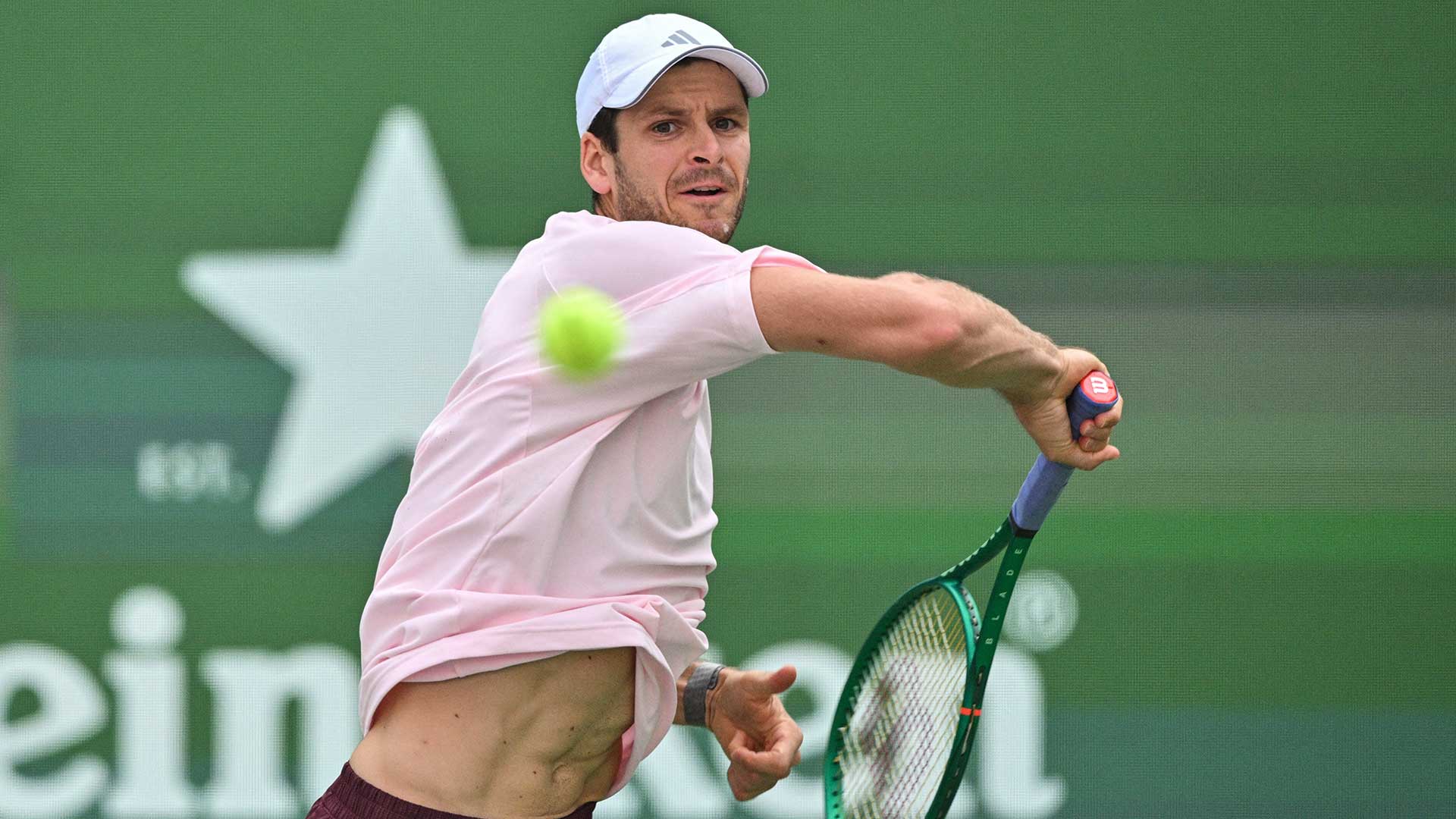 Hurkacz giao bóng áp đảo, lần đầu tiên trong sự nghiệp thắng được Djokovic