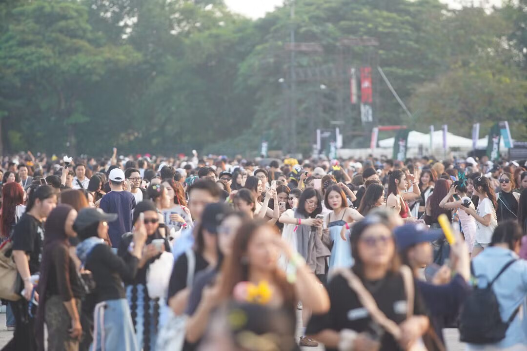 Bên ngoài sân vận động, sắc vàng đặc trưng của cộng đồng V.I.P xuất hiện trên trang phục, khăn choàng và những chiếc lightstick hình vương miện. Nhiều nhóm bạn lựa chọn trang phục đồng điệu, mang theo banner và phụ kiện có hình ảnh các thành viên Big Bang.