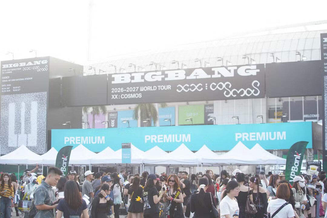 Cảnh xếp hàng ở hạng vé Premium.