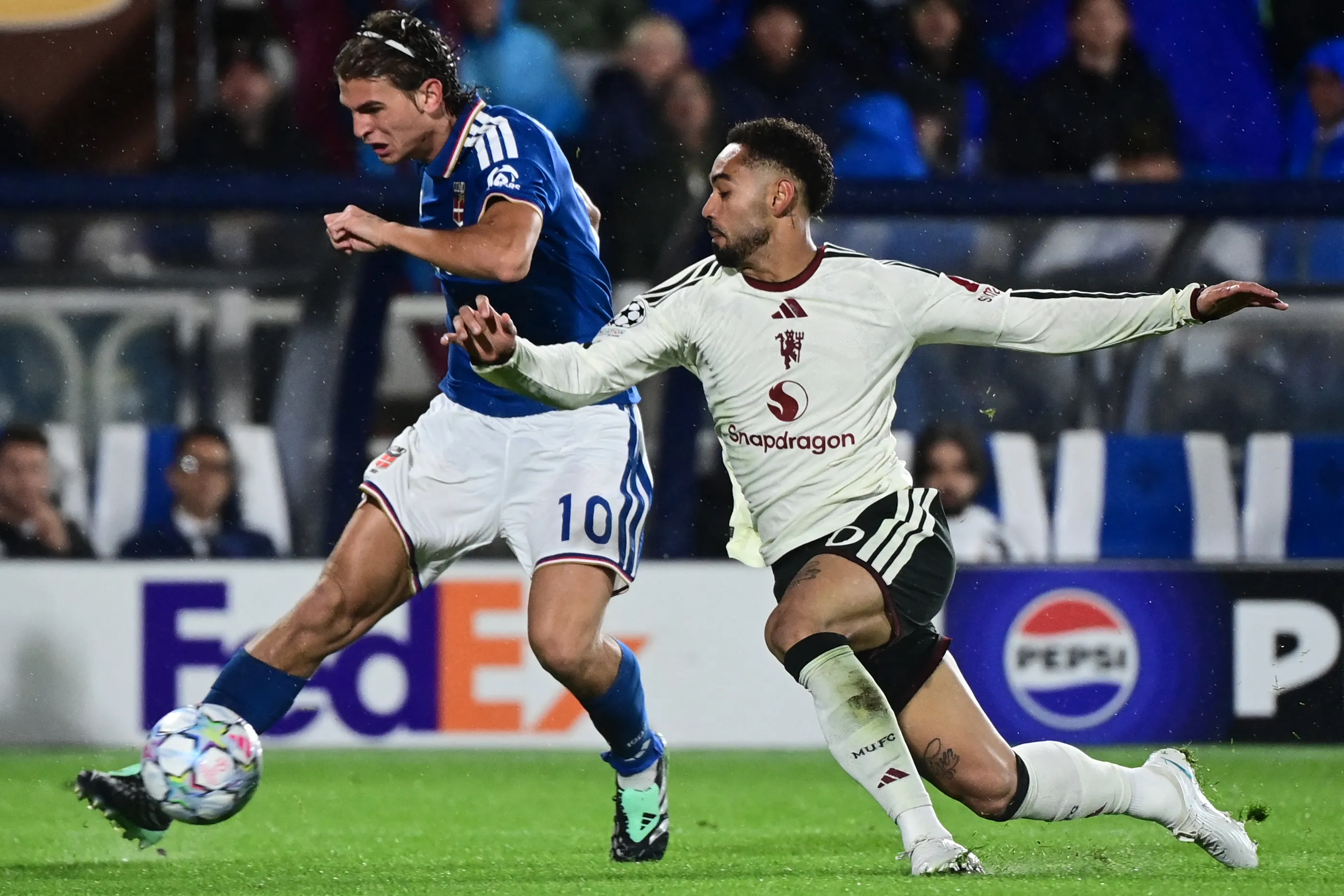 MU (áo trắng) thua thảm Como ở Champions League