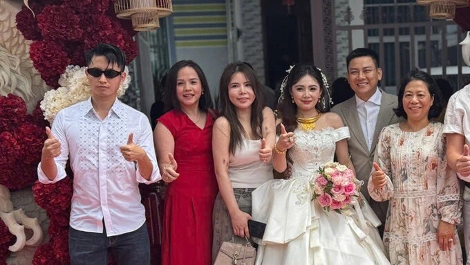 Ca sĩ Hoài Lâm và cô dâu Ngọc Trinh đón khách ở lễ cưới sáng 6/10. Ảnh: Huy Phong