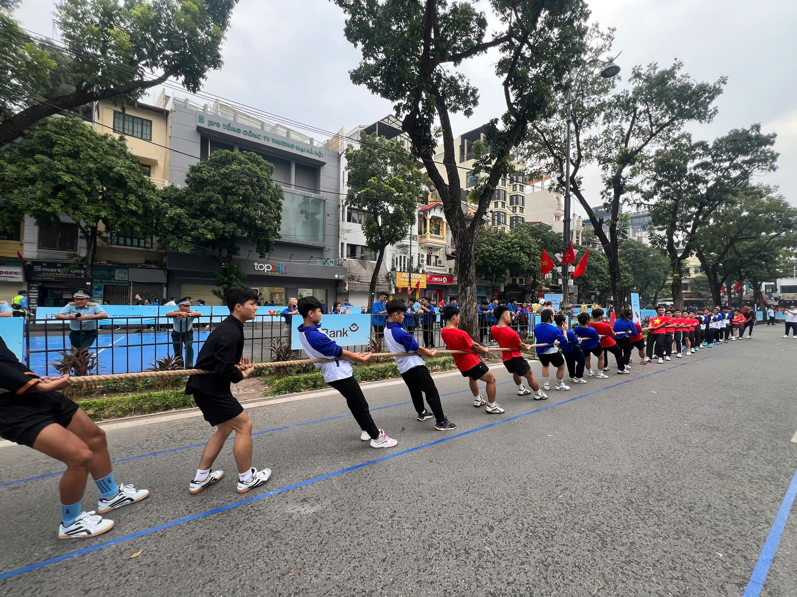 Hoạt động kéo co tập thể sôi động kéo dài trên tuyến phố
