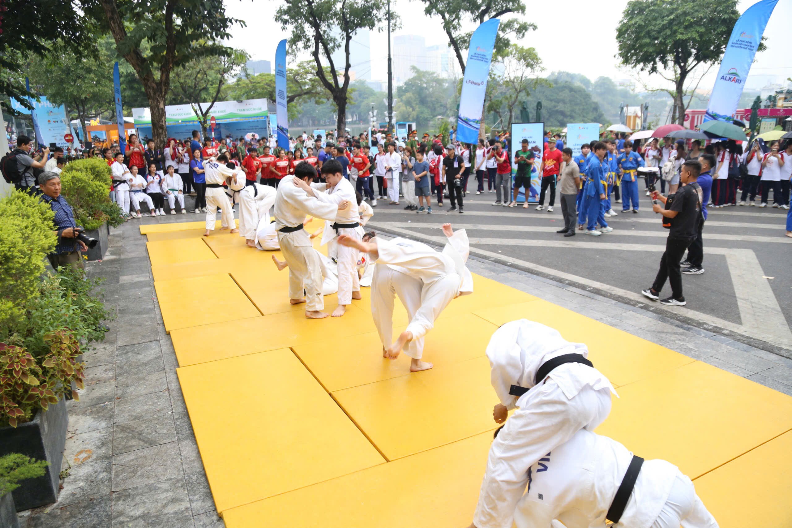 Màn biểu diễn võ thuật judo đầy mạnh mẽ và chuyên nghiệp trên thảm đấu ngoài trời