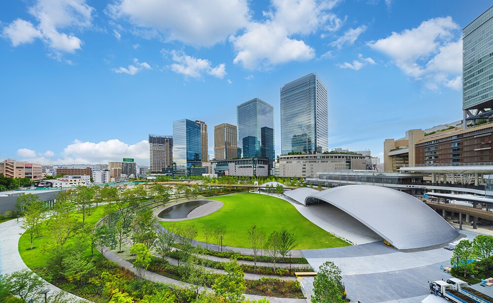 Đô thị Grand Green Osaka (Hankyu Hanshin Properties) tọa lạc ngay ga Osaka, với điểm nhấn là công viên trung tâm cùng hệ thống văn phòng, khách sạn, thương mại và nhà ở.