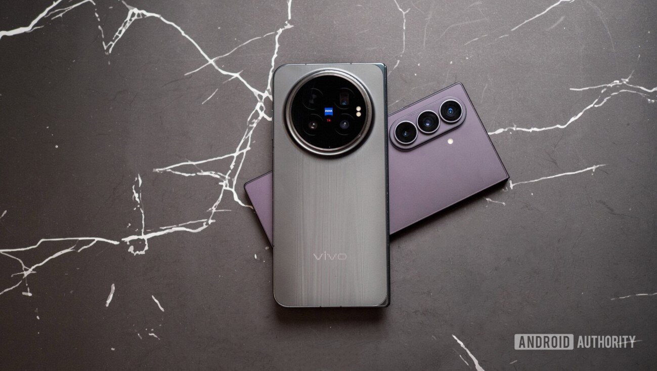 Vivo X Fold 6 (trên) và Galaxy Z Fold8 Ultra (dưới).