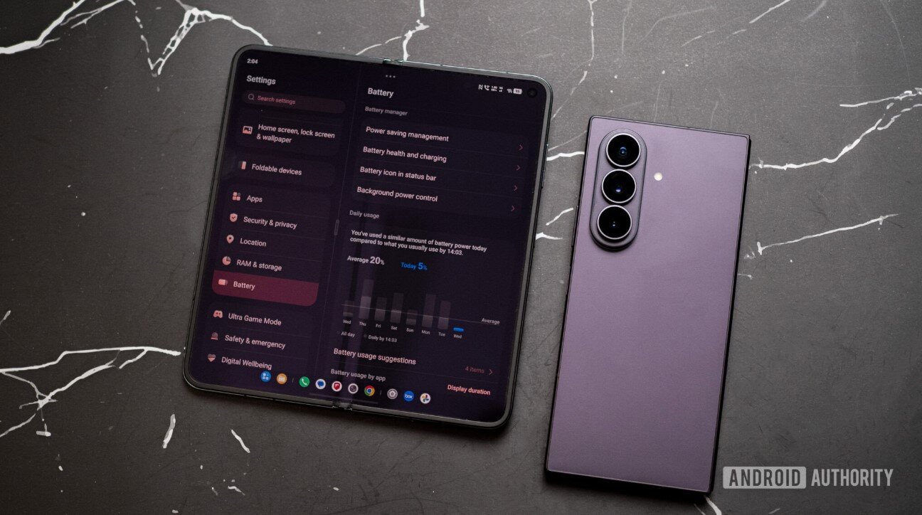 Vivo X Fold 6 (trái) và Galaxy Z Fold8 Ultra (phải).