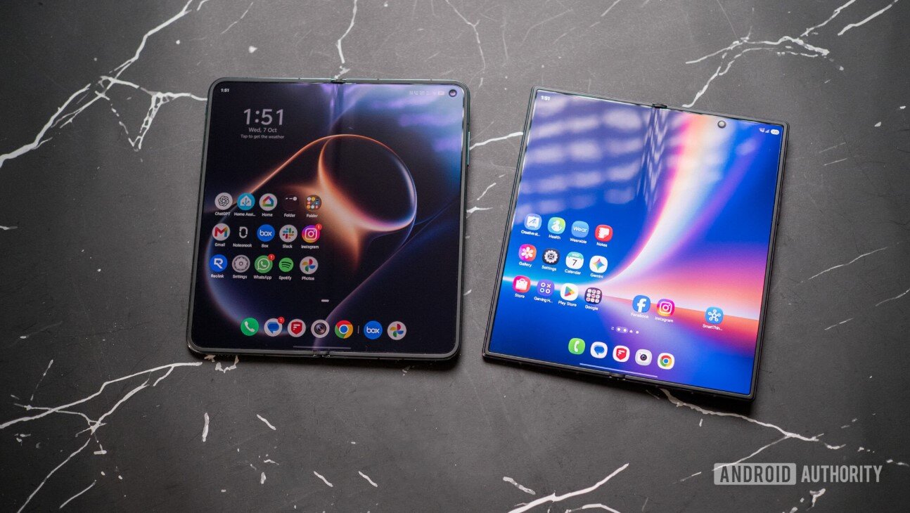 Vivo X Fold 6 (trái) và Galaxy Z Fold8 Ultra (phải).