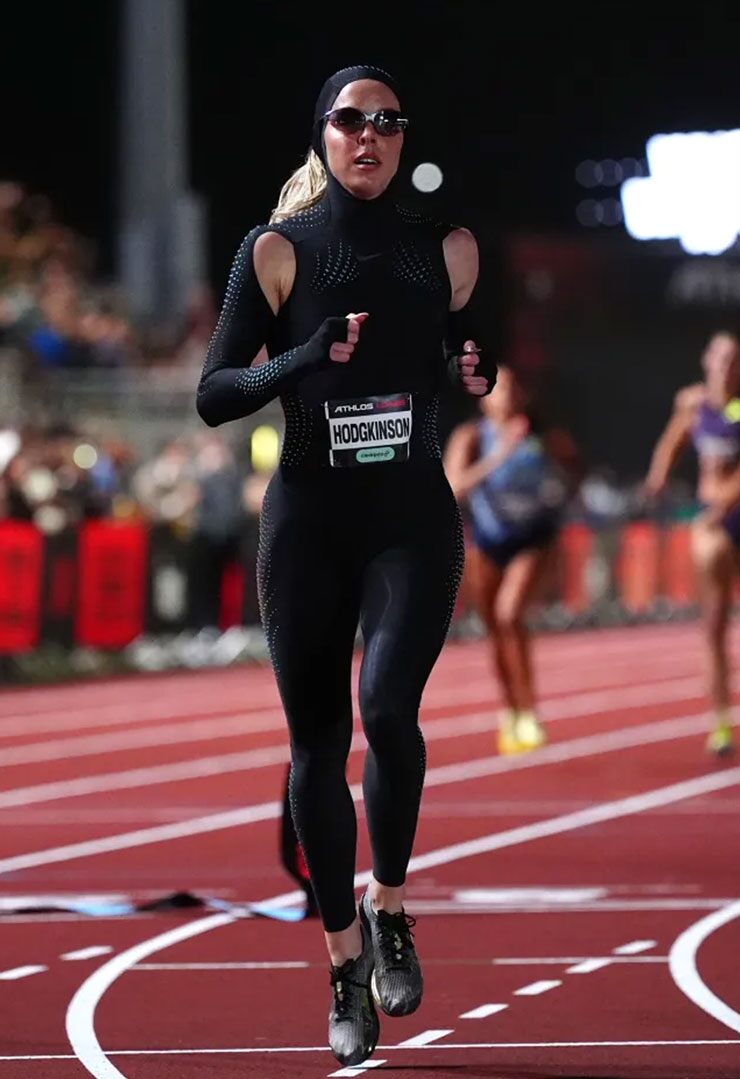 Huấn luyện viên Jenny Meadows đánh giá cao hiệu quả hỗ trợ vận động của bộ đồ.