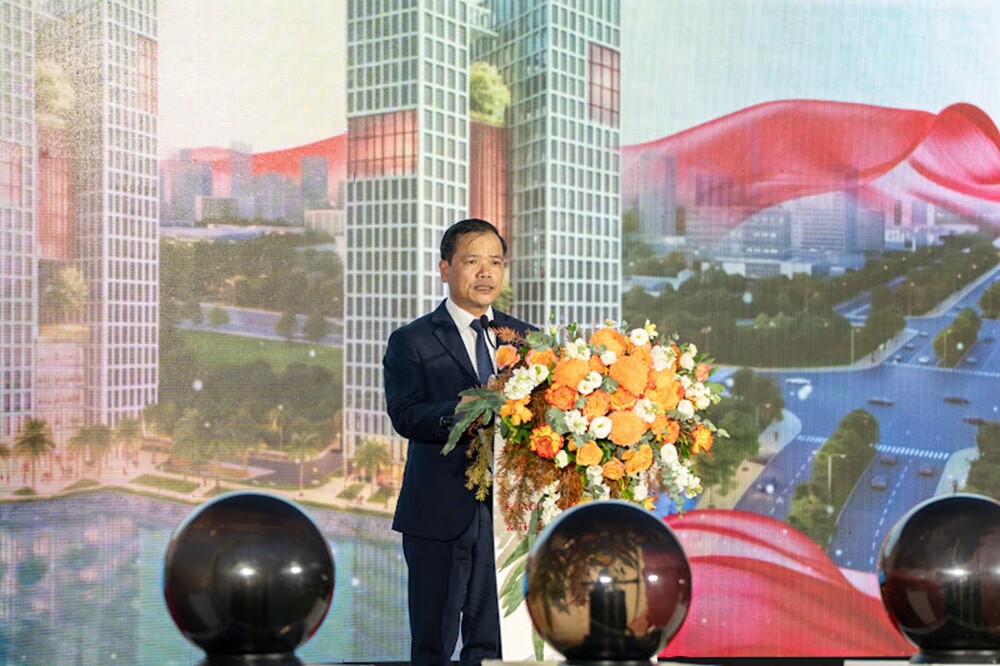 Ông Nguyễn Văn Thiềng – Phó Bí Thư Đảng Ủy, Chủ tịch UBND xã Đông Anh phát biểu tại lễ khởi công dự án (Ảnh: TC Group)