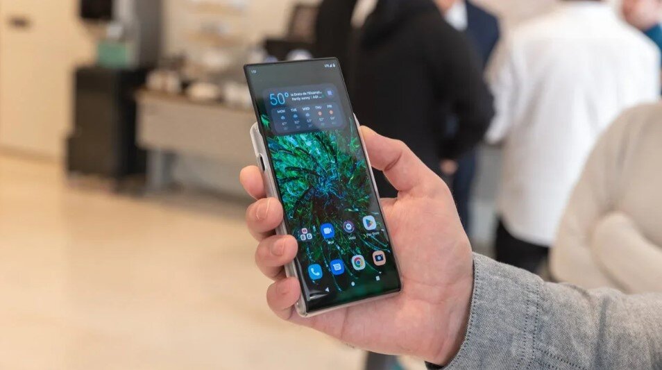 Motorola đã giới thiệu concept RIZR tại MWC 2023.