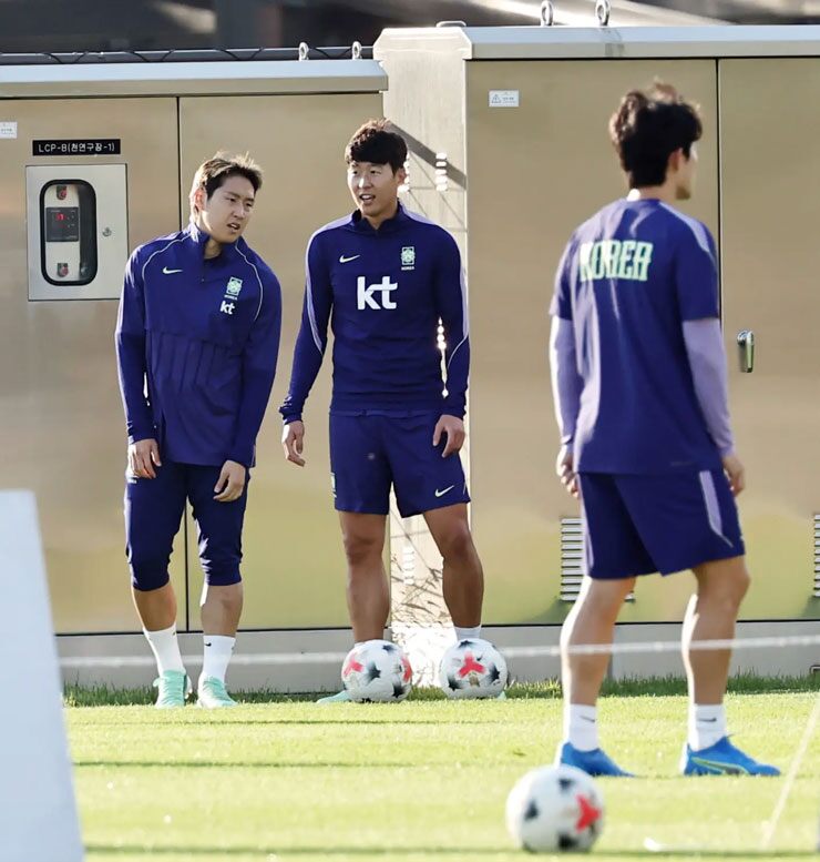 Lee Kang In, người có công ty quản lý vừa bác bỏ tin đồn cho rằng anh có liên quan đến vụ rạn nứt ở đội tuyển quốc gia, đang tập luyện cùng đội trưởng Son Heung Min tại Trung tâm Bóng đá Hàn Quốc.