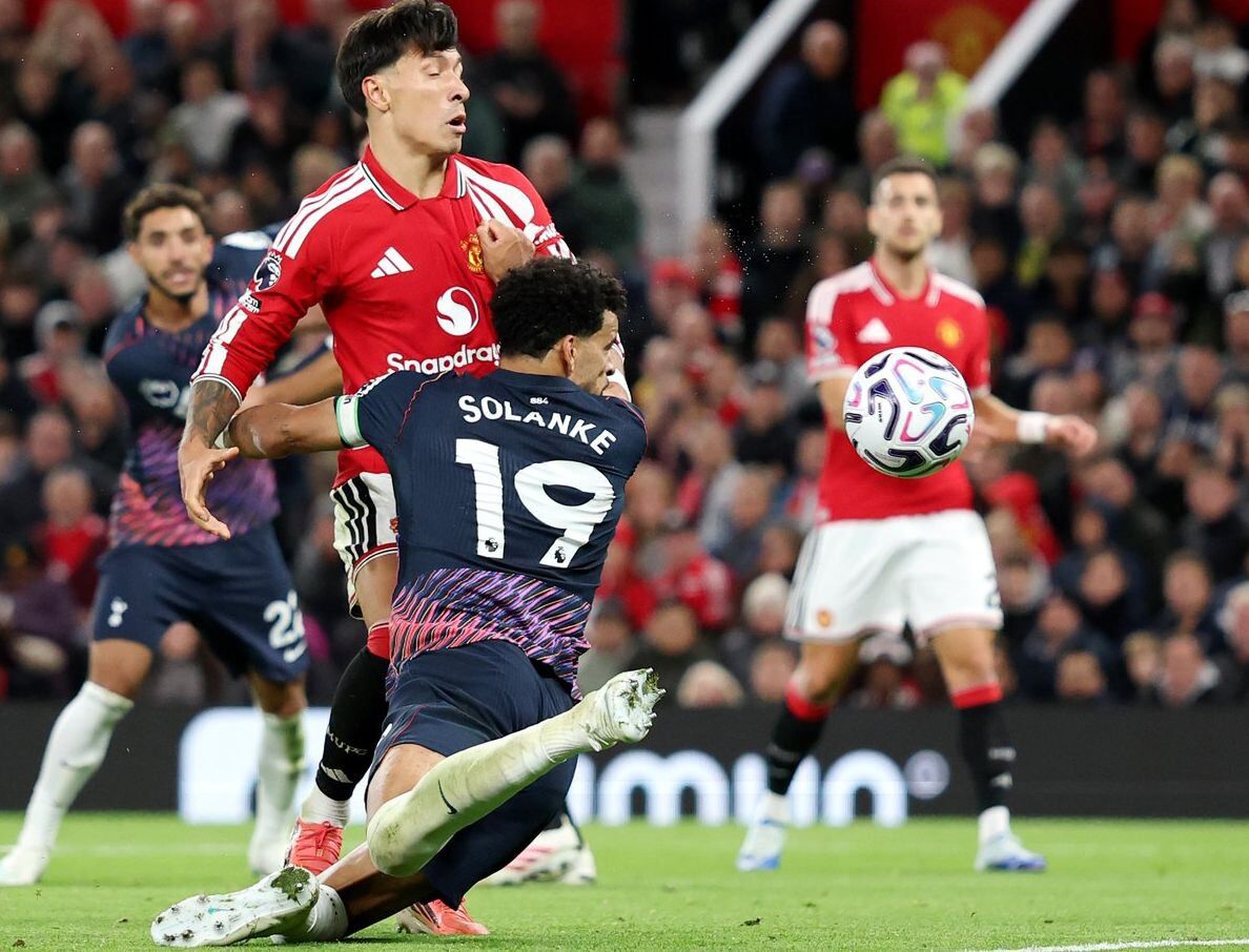 Lisandro Martinez bị Solanke vượt qua cả về thể chất lẫn khả năng đọc tình huống