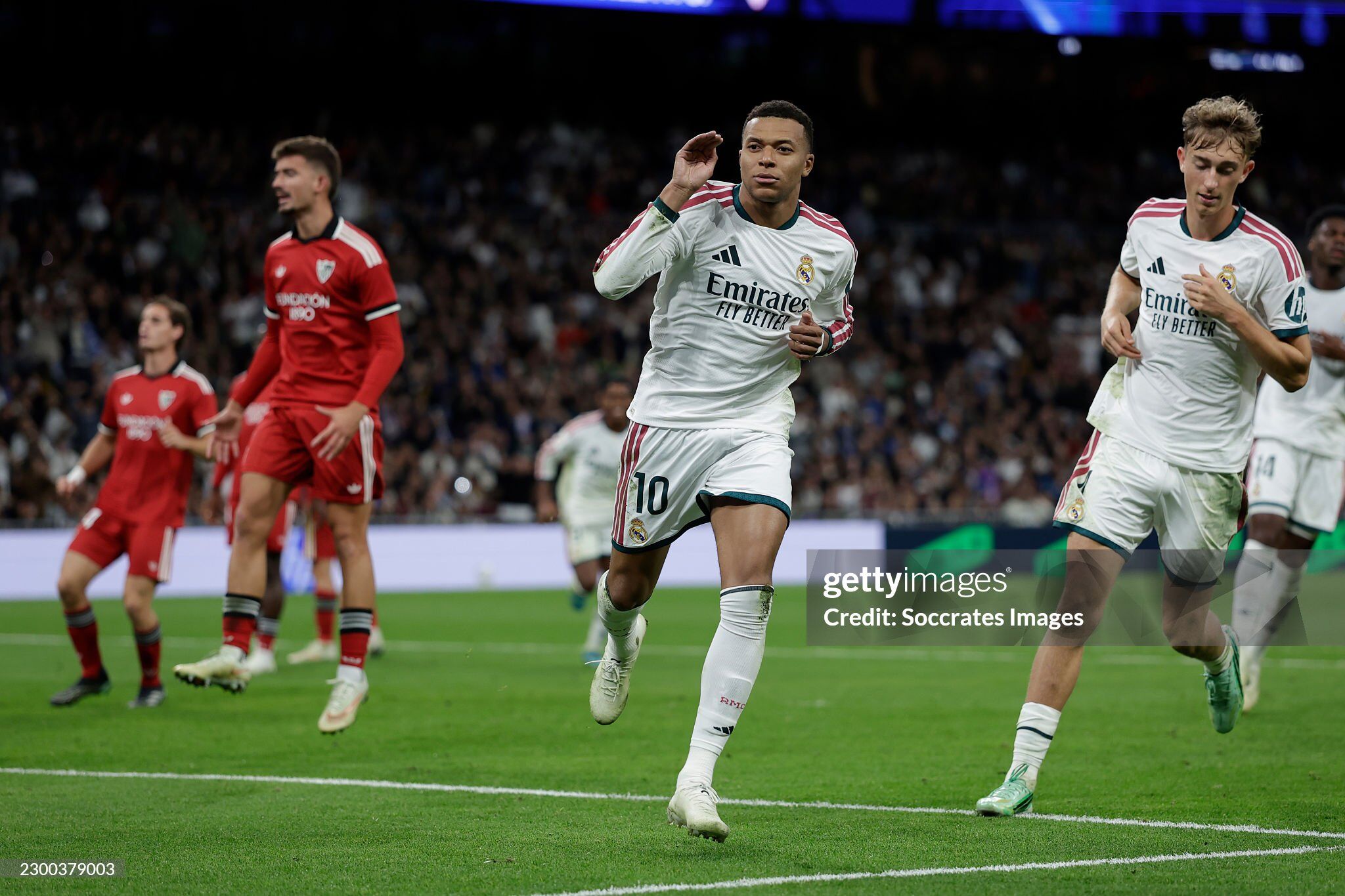 Mbappe tỏa sáng trước Sevilla