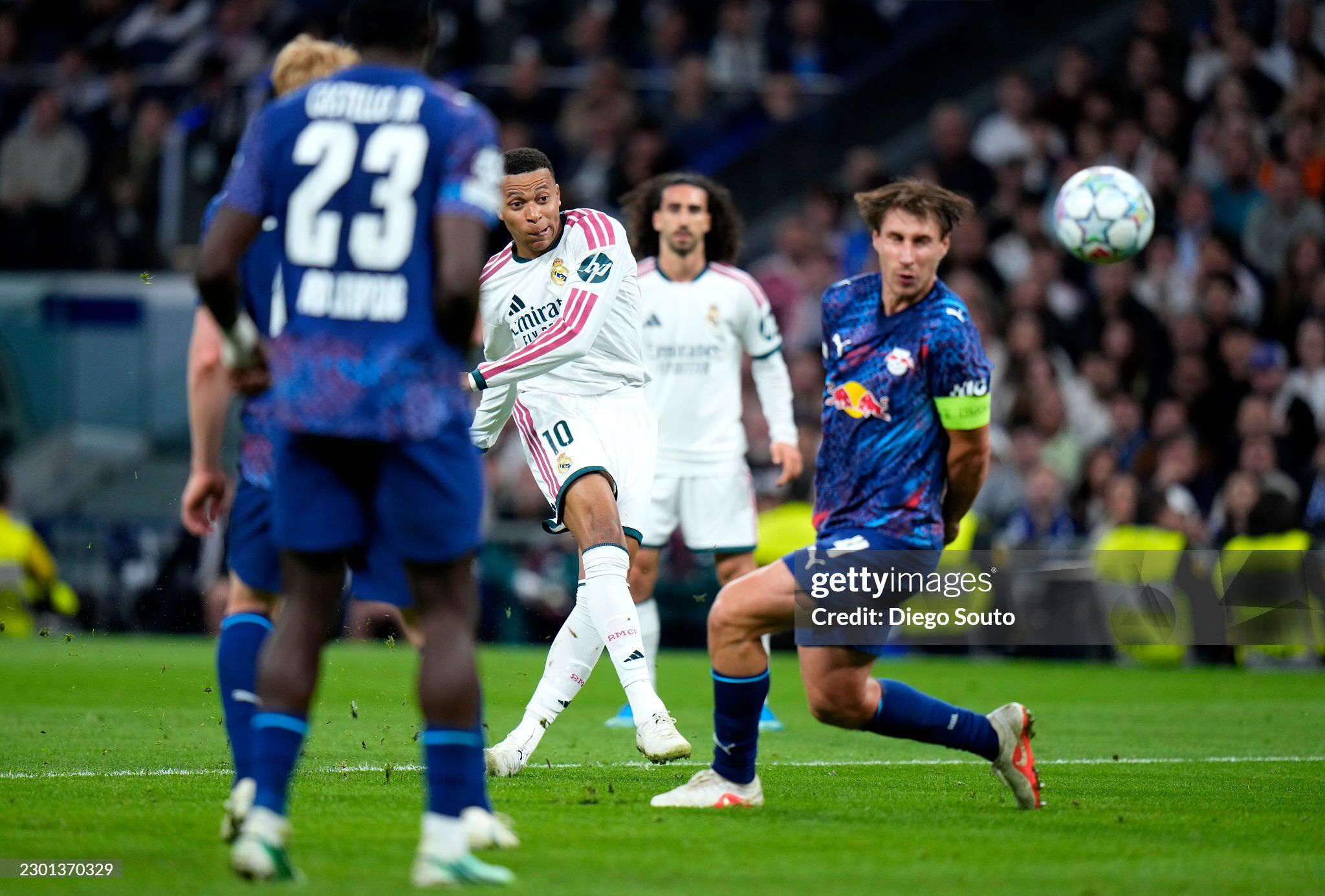 Mbappe ghi bàn trước Leipzig