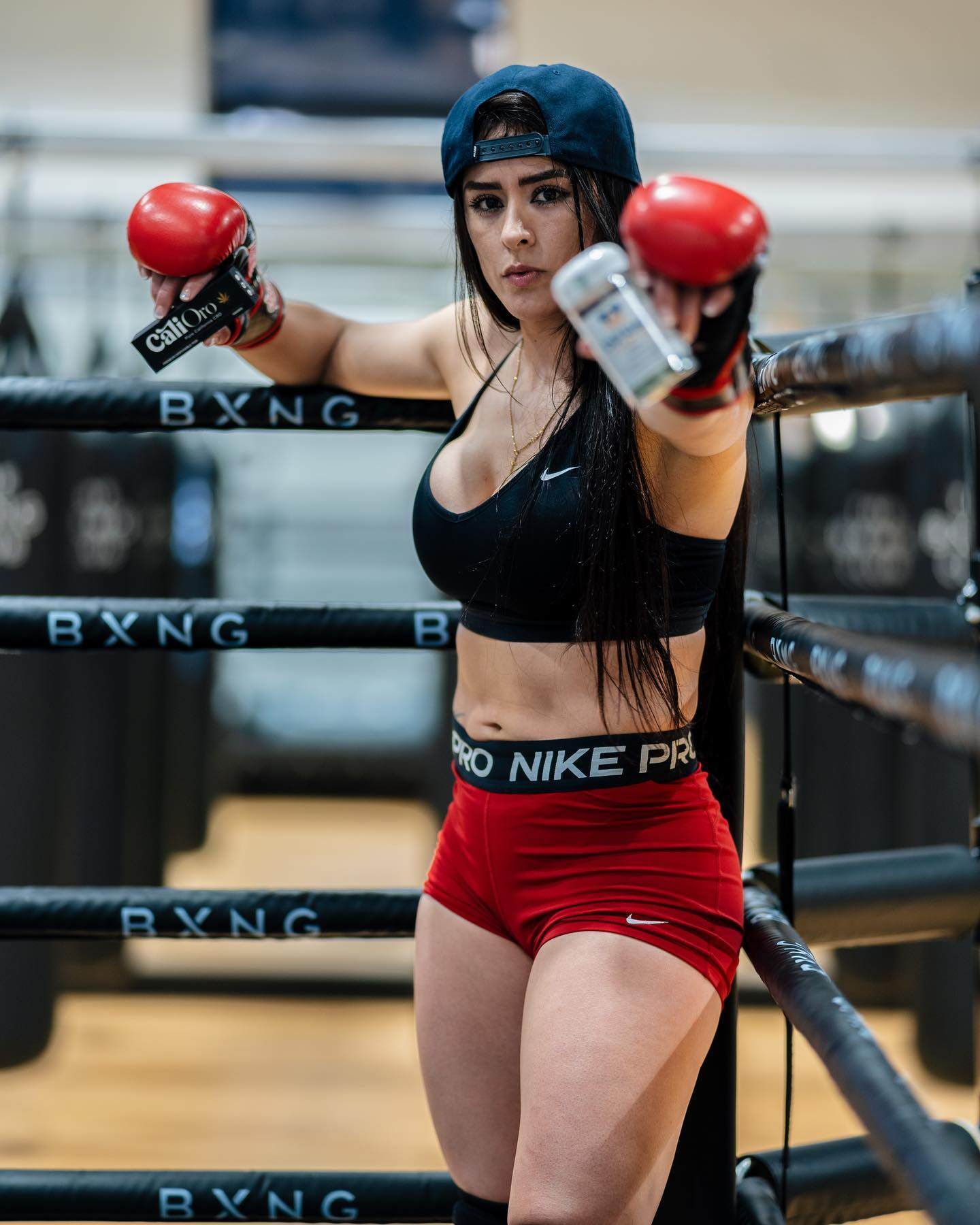 Mỹ nhân MMA bỗng dưng kiếm bộn tiền sau sự cố trang phục "đỏ mặt" trên sàn đấu - 6