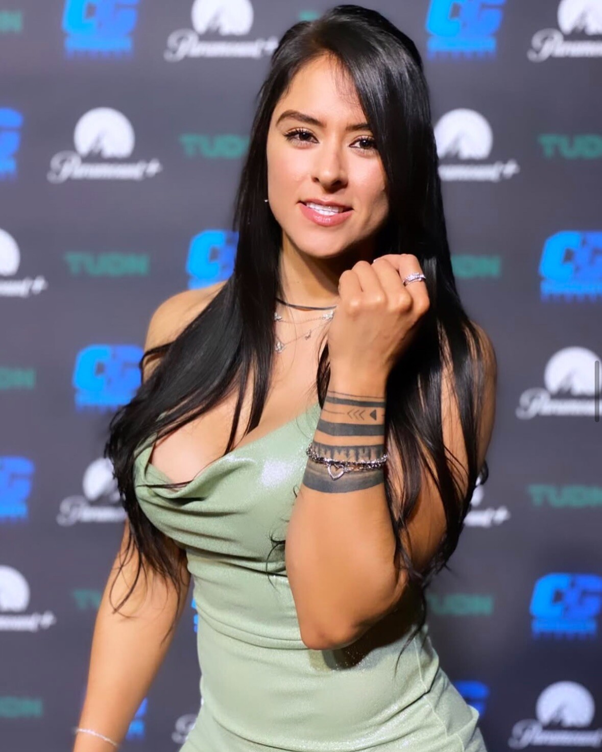 Mỹ nhân MMA bỗng dưng kiếm bộn tiền sau sự cố trang phục "đỏ mặt" trên sàn đấu - 9