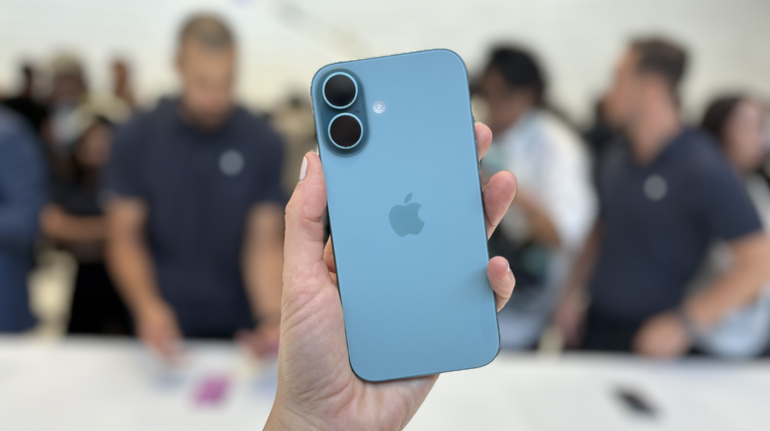 iPhone 16.