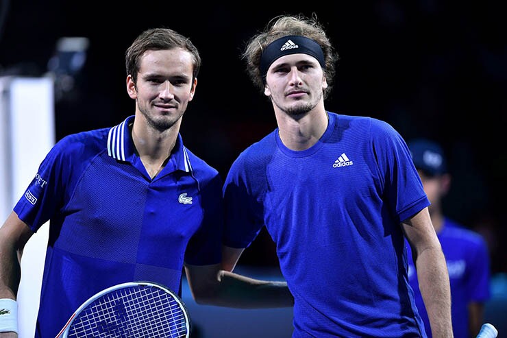 Medvedev (bên trái) bảo vệ Zverev