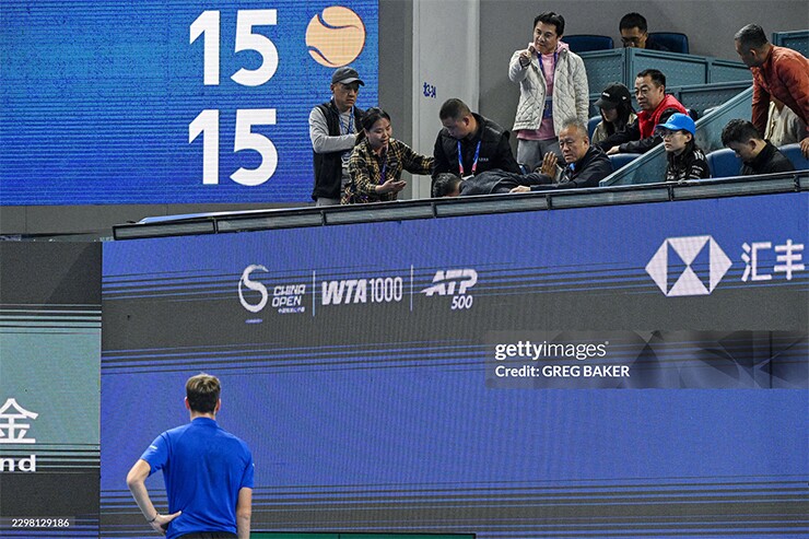 Daniil Medvedev đánh bóng trúng khán giả