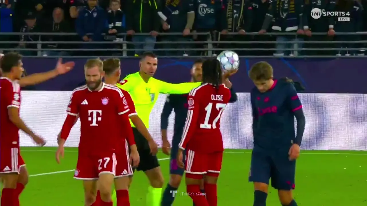 Olise “tự hủy” trước trao giải Quả bóng vàng, lỡ đại chiến Bayern - Arsenal - 1