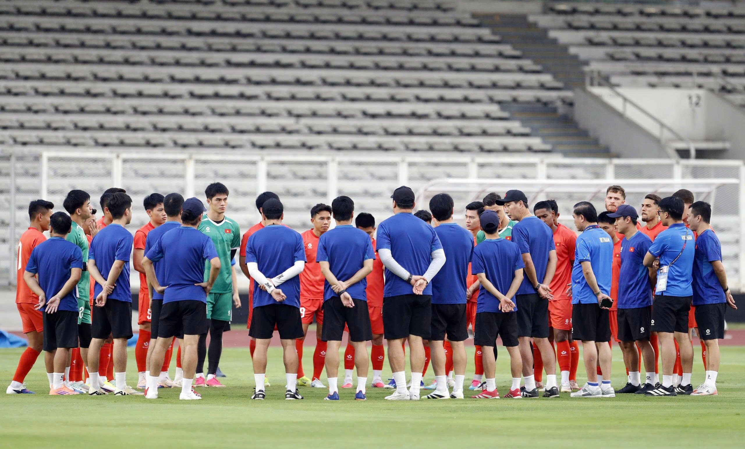 Sau phần trả lời phỏng vấn báo chí, nhà cầm quân người Hàn Quốc tiếp tục trao đổi với các học trò về nội dung buổi tập. Đáng chú ý, ĐT Việt Nam đón tin vui khi thủ môn Patrik Lê Giang đã có thể trở lại tập luyện cùng các đồng đội.