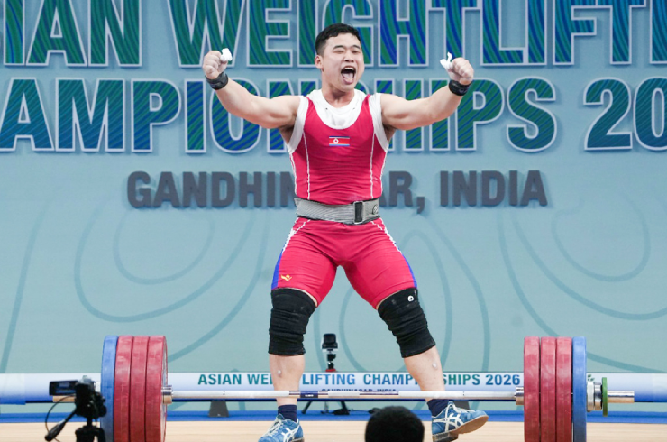 Ro Kwang Ryol tạo cú đẩy 214kg, lật ngược thế cờ và thiết lập 2 kỷ lục thế giới mới