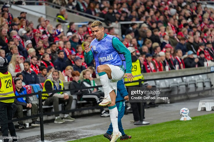Ronaldo khởi động 25 phút nhưng không được sử dụng