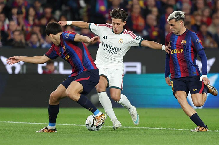 Real Madrid (áo trắng) chơi tốt ở trận Siêu kinh điển