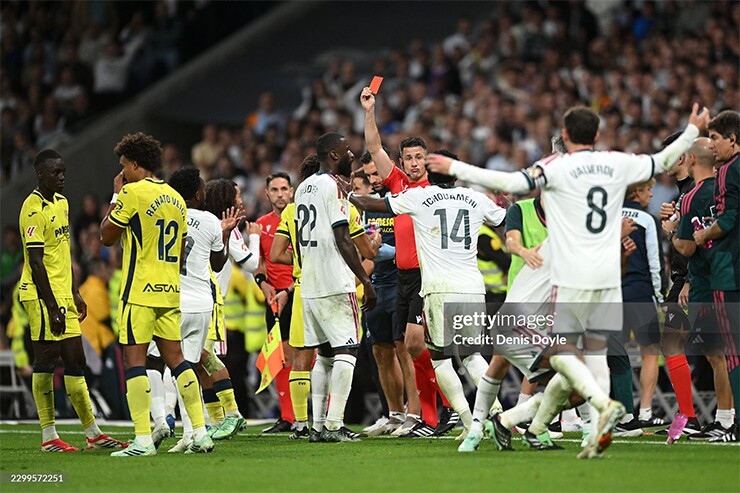 Vinicius và Huijsen đều đã phải nhận thẻ đỏ ở mùa giải này