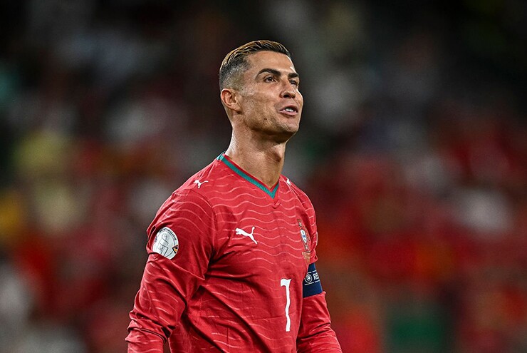 Ronaldo đang giữ kỷ lục về số lần khoác áo đội tuyển Bồ Đào Nha với 234 trận và số bàn thắng với 146 pha lập công