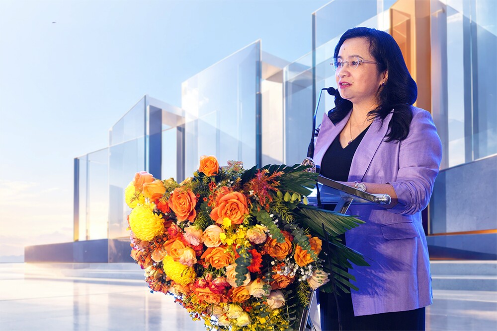 Bà Ngô Thu Hà – Tổng giám đốc Ngân hàng SHB thông tin với các nhà đầu tư tại hội nghị